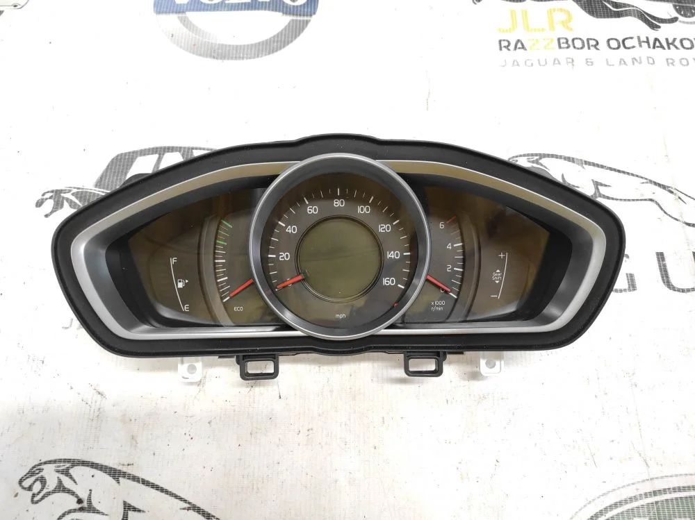 Приборная панель Volvo V40 2012-2016